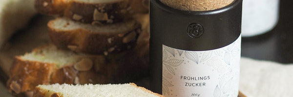 Hefezopf mit Blütenmischung-Topping