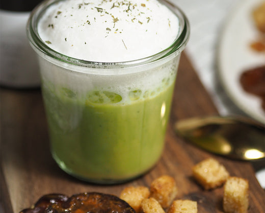 Erbsensuppe mit Croutons & Chorizo