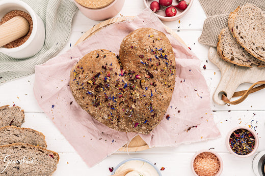 Herzbrot mit Blütenmischung