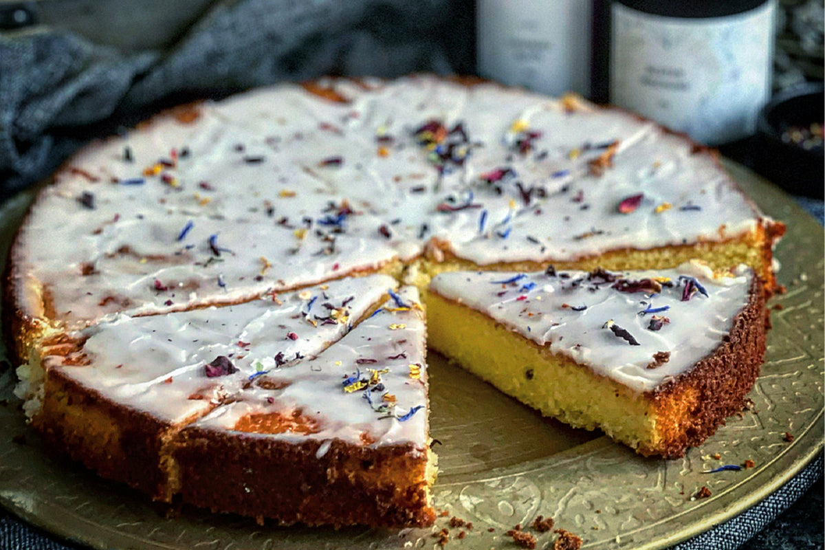 Zitronenkuchen mit Lavendelblüten