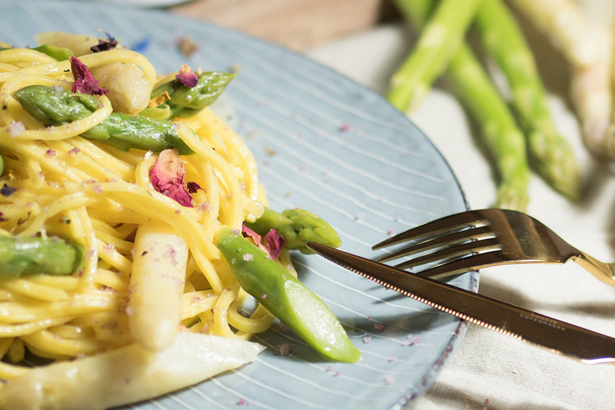 Tagliatelle mit Spargel und Rosenblütensalz