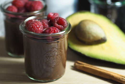 Vegane Avocado-Schokomousse mit Rosé Salzflocken