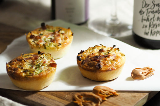 Zwiebelkuchenmuffins mit Muskatblüte