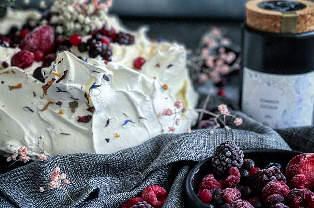 Pavlova Cake- Ein sommerlich-leichtes Dessert, mit frischen Beeren und Rosenblütensalz