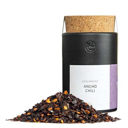 Ancho Chili geschrotet in handgefertigter Keramikdose von Pfeffersack & Soehne – mild-fruchtiges Chili-Gewürz für mexikanische Küche, BBQ und Saucen.