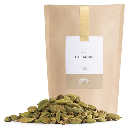 Grüner Cardamom ganz im Kraftbeutel von Pfeffersack & Soehne – aromatische Cardamomkapseln für indische Currys, Chai Tee und Weihnachtsgebäck.