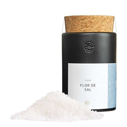 Flor de Sal in handgefertigter Keramikdose von Pfeffersack & Soehne – feines portugiesisches Meersalz von der Algarve für Salate und Gemüse.