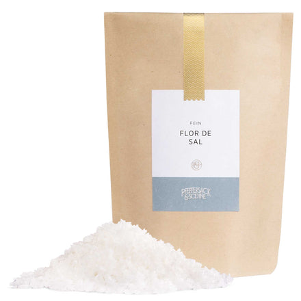 Flor de Sal im Kraftbeutel von Pfeffersack & Soehne – handgeschöpftes Meersalz aus Portugal zum Verfeinern von Fisch, Tomaten und Salaten.