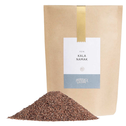 Kala Namak im Kraftbeutel von Pfeffersack & Soehne – indisches Schwarzsalz mit schwefeligem Ei-Aroma für veganes Rührei und Currys.