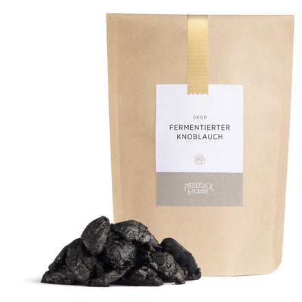 Fermentierter schwarzer Knoblauch im Kraftbeutel von Pfeffersack & Soehne – mild-süßliches Umami-Aroma für Saucen, Pasta und herzhafte Gerichte.