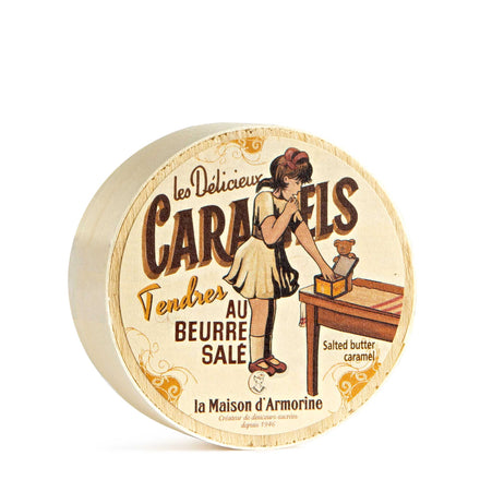 Karamellbonbons mit echter Butter und Meersalz – zartschmelzende, glutenfreie Butterkaramellen in nostalgischer Spanholzschachtel, fein abgestimmt und exklusiv bei Pfeffersack & Soehne.
