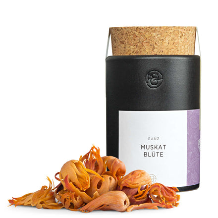 Aromatische Muskatblüte in handgefertigter Keramikdose von Pfeffersack & Soehne – edles Macis-Gewürz für Saucen, Suppen und Kartoffelgerichte.