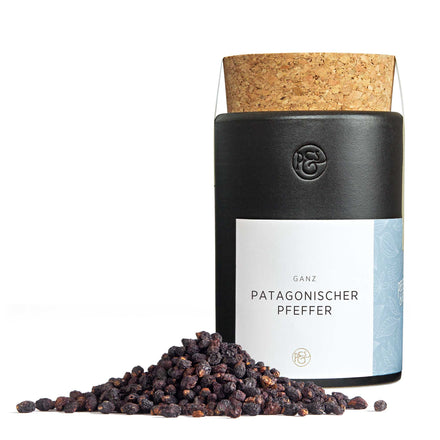 Patagonischer Pfeffer in handgefertigter Keramikdose von Pfeffersack & Soehne – seltene Pfefferspezialität aus Chile für Wild, Rind und Schokolade.