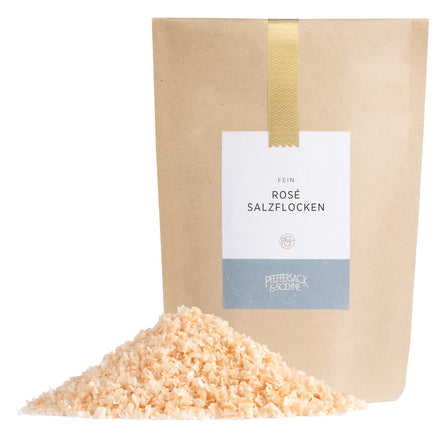 Rosé Salzflocken im Kraftbeutel von Pfeffersack & Soehne – zarte rosa Salzflocken aus dem Punjab als Finishing-Salz für Brot und Dips.