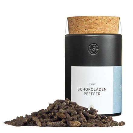 Schokoladenpfeffer in handgefertigter Keramikdose von Pfeffersack & Soehne – exotischer Stangenpfeffer mit feinem Kakaoaroma für Wild und Desserts.