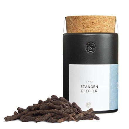 Ganzer Stangenpfeffer in handgefertigter Keramikdose von Pfeffersack & Soehne – exotischer langer Pfeffer mit warmer Schärfe für Currys und Wild.