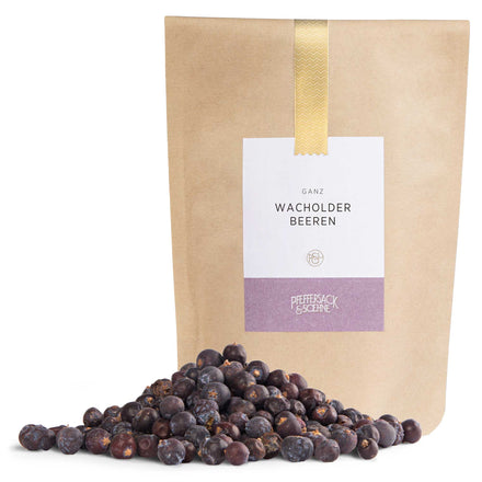 Ganze Wacholderbeeren im Kraftbeutel von Pfeffersack & Soehne – aromatische Beeren mit harzig-würzigem Geschmack für Wildgerichte und Sauerbraten.