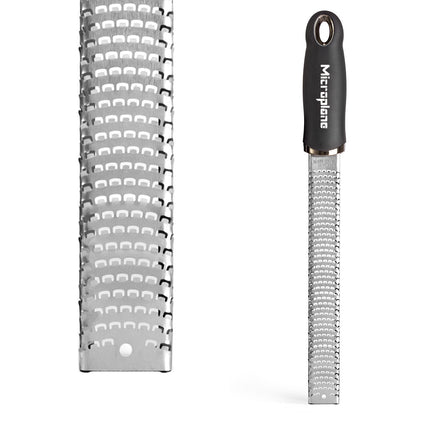 Microplane Edelstahl-Reibe Groß Detailaufnahme